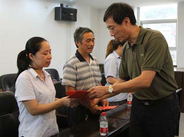 省總工會黨組書記、副主席陳震一行到順昌虹潤精密儀器有限公司慰問困難職工